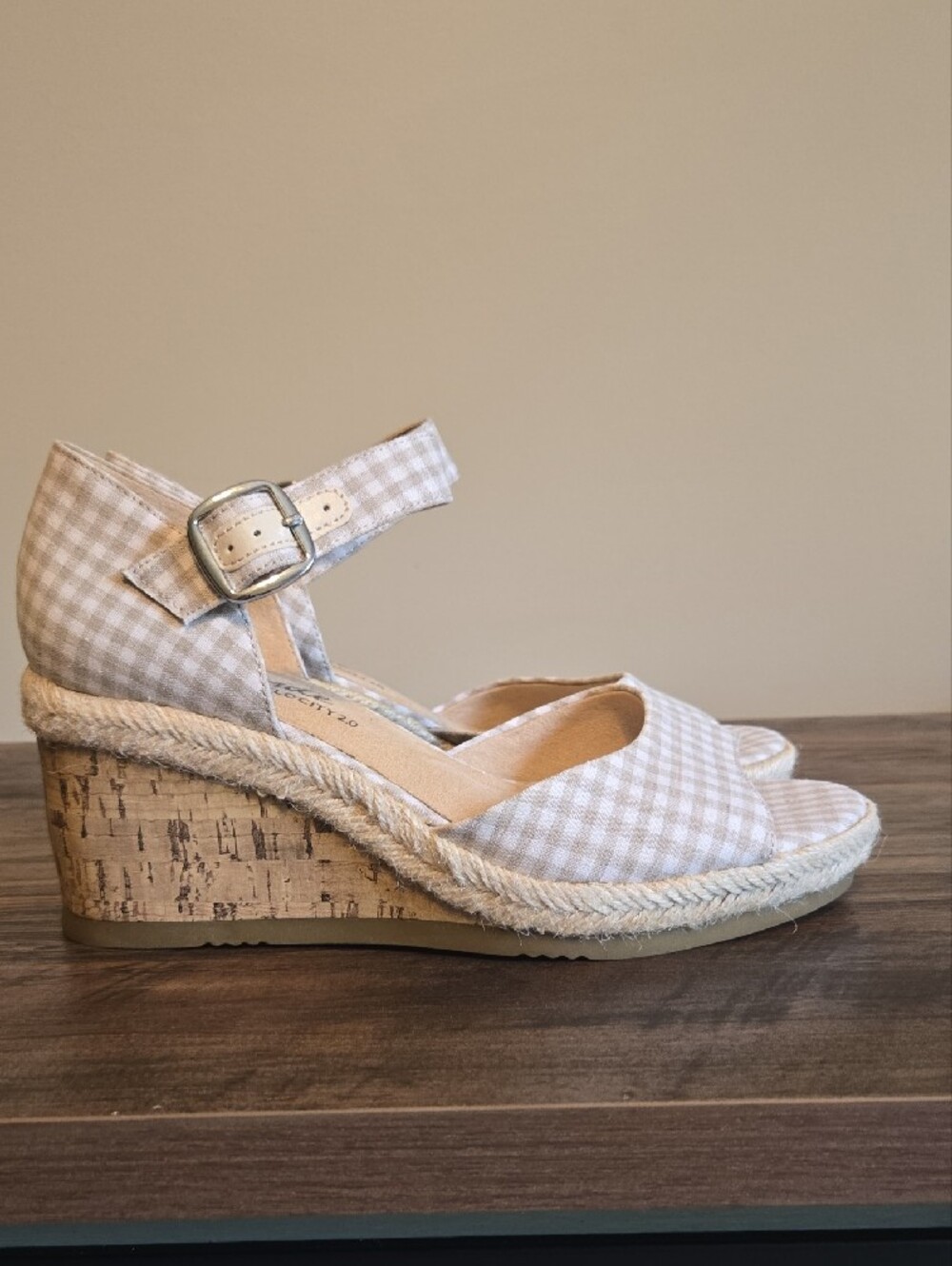 Life Stride Beige Gingham Wedge Sandals with Ankle Buckle Size 7W - Picture 3 of 7
